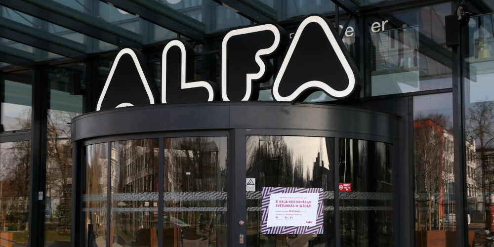 С 10 марта 2022 г. Alfa становится AKROPOLE Alfa. AKROPOLE Alfa –– это крупнейший в Латвии торговый центр, предлагающий посетителям широкий и разнообразный ассортимент модных товаров и услуг, среди которых –– популярные у покупателей H&M, Lindex, ZARA, Reserved, Sportland, NS King, Salamander и другие, в том числе единственный в Латвии магазин Zara Home. На 3-м этаже торгового центра находится зона общественного питания с разнообразными предложениями таких ресторанов и кафе, как Lido, GanBei, Čili Pica и других, а на 1-м этаже для посетителей также работают рестораны быстрого питания McDonalds, KFC и Hesburger. В AKROPOLE Alfa находятся современный просторный спортивный клуб MyFitness и инновационная крытая детская игровая площадка Adventures' Zone. В свою очередь, для любителей кино работают восемь залов кинотеатра Cinamon. Для посетителей AKROPOLE Alfa доступны автостоянки вместимостью до 1750 мест.