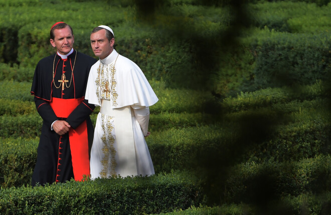 Filmējoties pāvesta lomā, Lovs esot sapratis, cik ļoti katolicisms ir līdzīgs teātrim – abos svarīgs ir tēlojums.