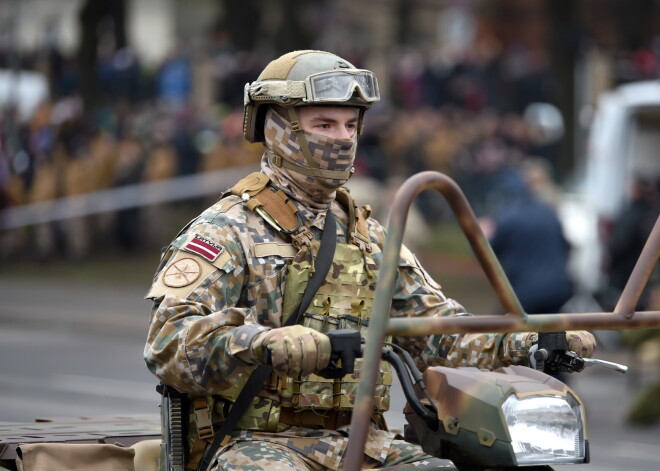 Atvieglo nosacījumus uzņemšanai militārajā dienestā un zemessardzē