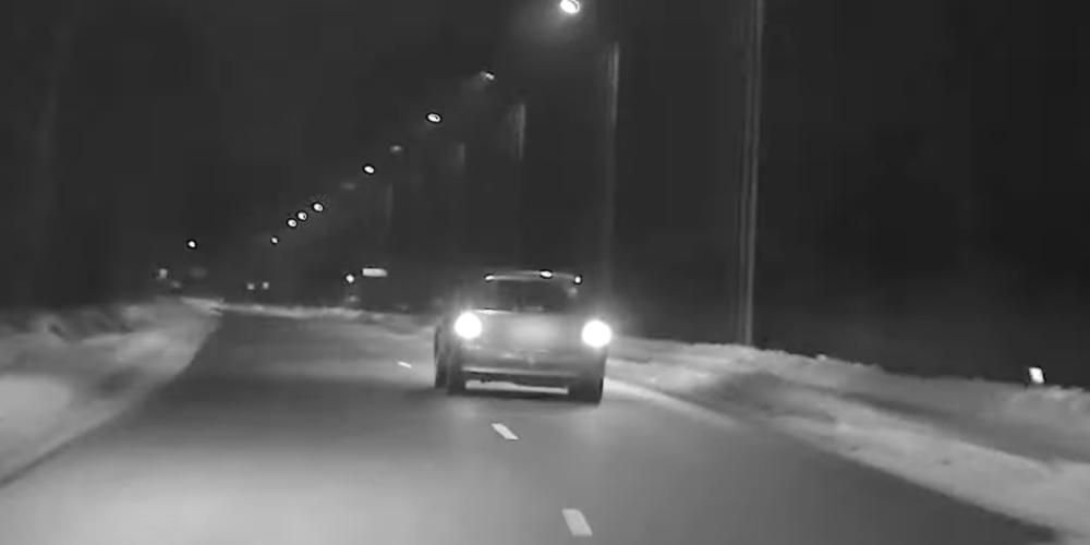Видео: несовершеннолетний водитель убегает от полиции под Бабите, но врезается в сугроб