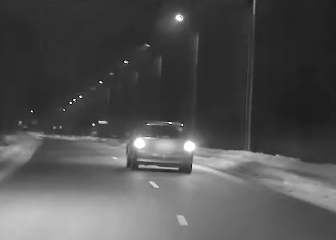 Видео: несовершеннолетний водитель убегает от полиции под Бабите, но врезается в сугроб