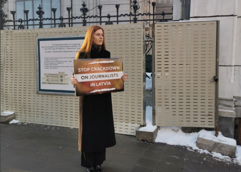 Līdzīgu akciju reiz ASV aizturētā un notiesātā Krievijas pilsone izvērsa arī pirms nedēļas, pie Latvijas vēstniecības Krievijā (Maskavā).