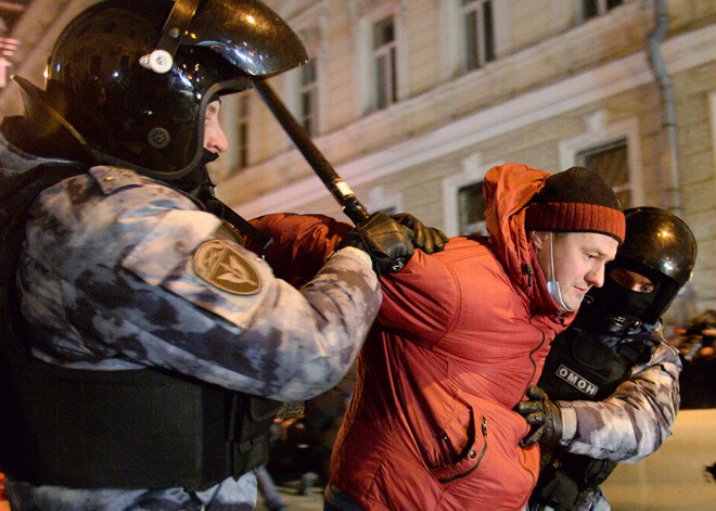 Krievijā Navaļnija atbalstītāju demonstrācijās aizturēti vairāk nekā 1050 cilvēku