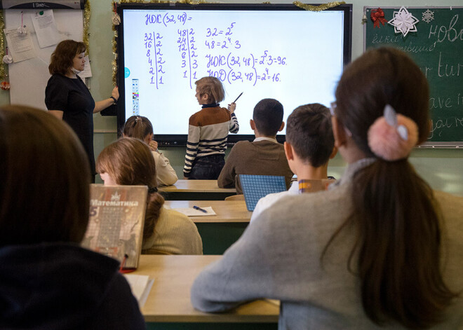 "Bērnības navigatori" - īpaši audzinātāji Krievijas skolās ar jauniešiem runās par politiku un mītiņiem