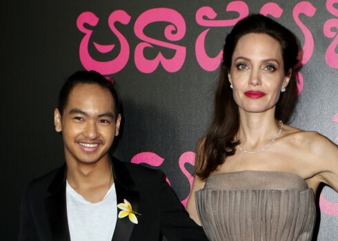 Анджелина Джоли показала полуобнаженного 19-летнего сына