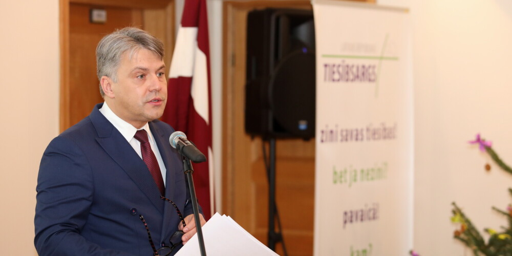 Омбудсмена Латвийской Республики избирает Сейм. В работу омбудсмена входит защита прав каждого жителя Латвии. Омбудсмен способствует правовым действиям государства. Это означает, что он следит за тем, чтобы государственные и муниципальные учреждения всегда соблюдали законы. Омбудсмен подчиняется только закону. Никто не имеет права влиять на деятельность омбудсмена.