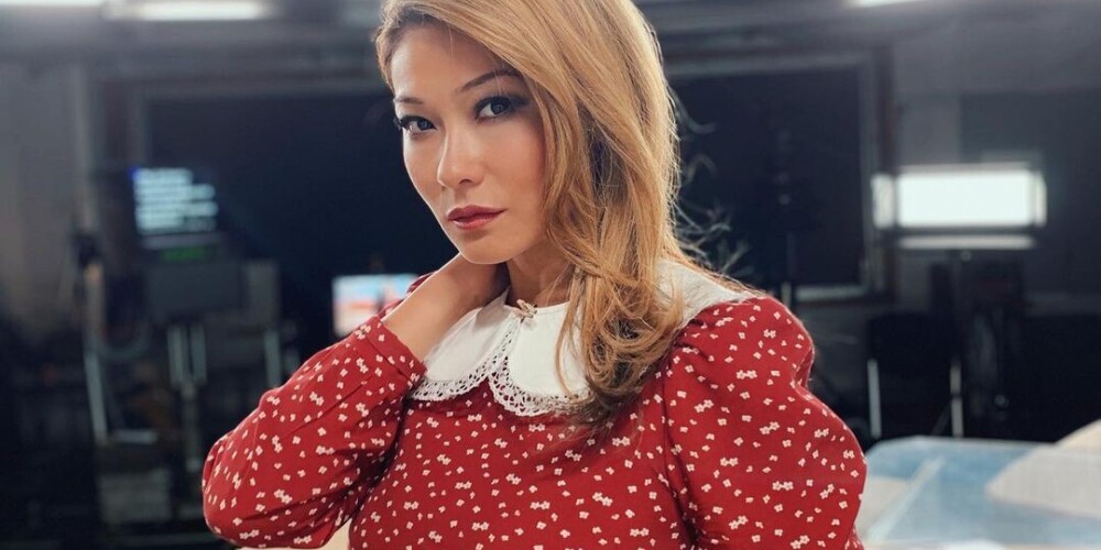 Марина Ким — звезда передач «Вести», «Доброе утро», финалистка и лауреат второй премии конкурса «Танцы со звездами». Самая сексуальная телеведущая — мать двух детей, отцовство которых приписывают голливудскому режиссеру Бретту Рэтнеру, снявшему «Час пик», «Людей Икс: Последняя битва» и «Геракла».