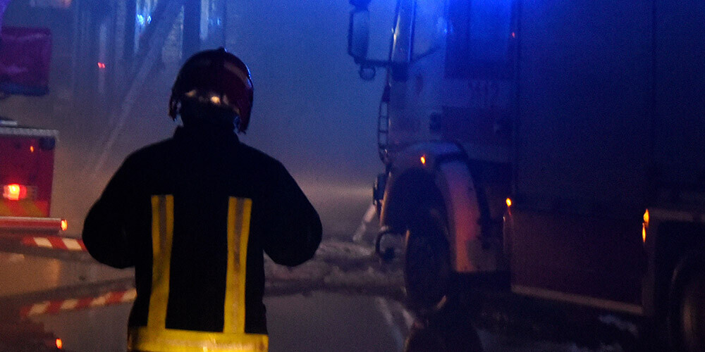Pazemes stāvvietā degošas automašīnas dēļ no mājas Rīgā evakuēti cilvēki