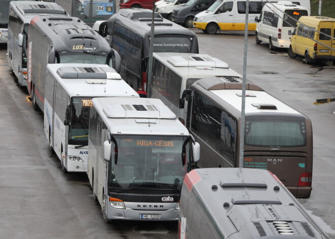 Piektdien un nedēļas nogalē atcels 44 reģionālo autobusu reisus