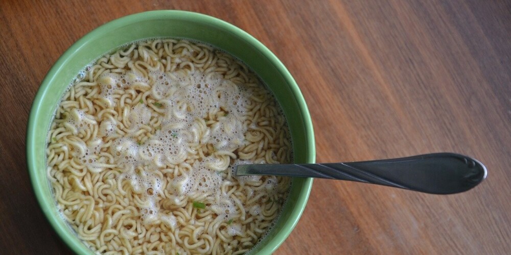 Dietoloģe Laila Meija teic, ka īpaši jāuzmanās no produktiem, kuru sastāvā ir “augu tauki” - tas nozīmē to, ka pievienotā taukviela, visticamāk, ir gana nekvalitatīva, tāpēc ražotājs nav norādījis konkrētu vielas nosaukumu.