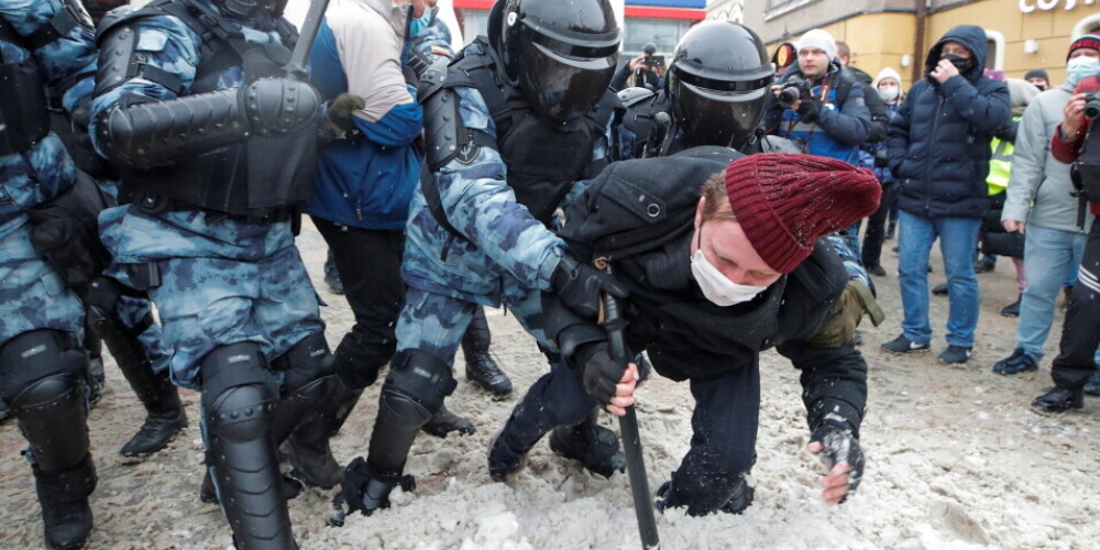 Krievijas aktīvisti protestos saklausījuši savādu frāzi, kuru izkliedzot, OMON nekavējoties atbrīvo aizturamo