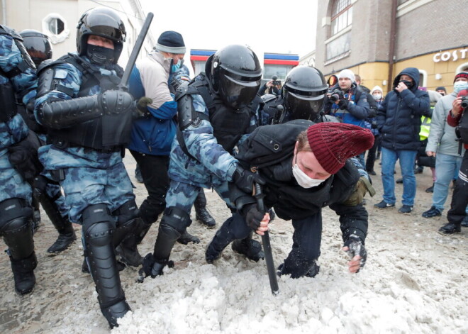 Krievijas aktīvisti protestos saklausījuši savādu frāzi, kuru izkliedzot, OMON nekavējoties atbrīvo aizturamo