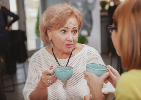Ir grūti uzticēties cilvēkam, kurš ir tev melojis. Sieviete neslēpj - pēc šī visa viņa neuzticas savai mātei un izvairās no viņas laipnības un maiguma izpausmēm.