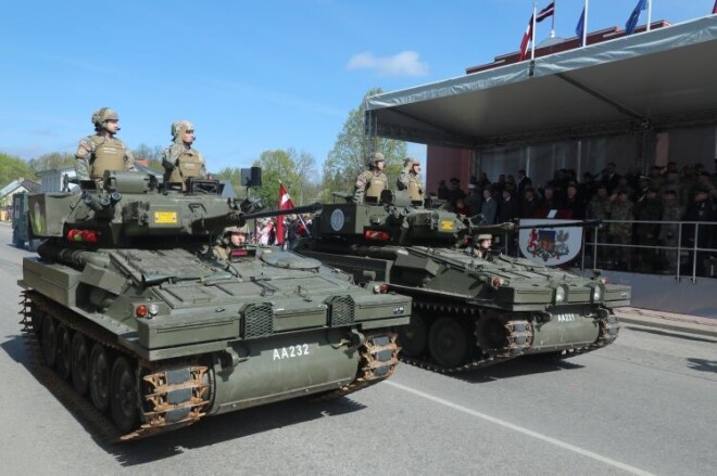 2019. gada 4. maija svinīgās parādes laikā Jēkabpils lielgabalu aizsedza ar skatītāju tribīni, lai atjaunotās Latvijas un tās sabiedrotie karavīri "nesaskartos" ar okupantu militāro varu.