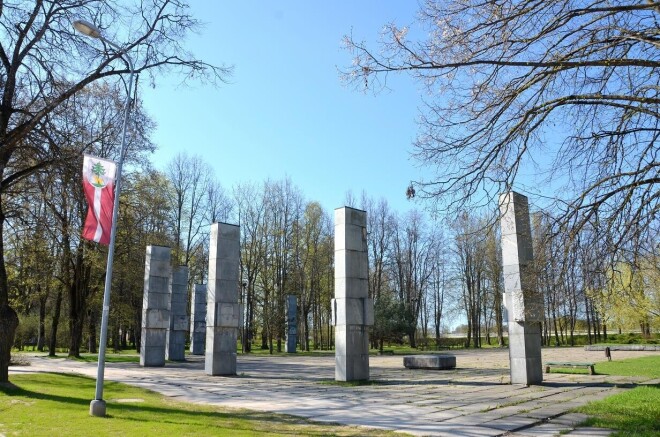 Bijušais Padomju Armijas parks Jēkabpilī kontrastē ar Latvijas sarkanbaltsarkano simboliku.