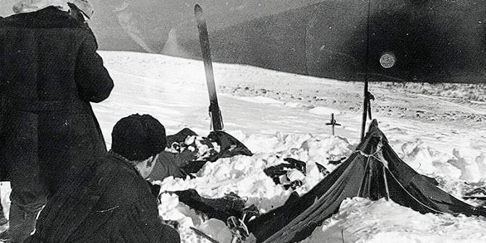 Происшествие в окрестностях горы Холатчахль на севере Свердловской области в начале 1959 года (наиболее вероятно, в ночь на 2 февраля). Группа из девяти туристов под руководством Игоря Дятлова, совершавшая лыжный поход по Северному Уралу, погибла в полном составе. По результатам официального расследования происшествие было признано несчастным случаем, вызванным стихийной силой. Однако из-за отсутствия точных сведений об обстоятельствах гибели группы журналистами и исследователями-энтузиастами было создано множество альтернативных версий причин происшествия, которые до настоящего времени продолжают привлекать внимание публики. В память о погибшей тургруппе расположенный неподалёку перевал получил название «перевал Дятлова», из-за чего в современных источниках происшествие часто ассоциируется с этим перевалом.