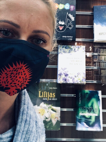 "Mums saveda visādus gardumus, kurus atstāja pie vārtiņiem. Jutāmies ļoti aprūpēti, mīlēti," par slimošanas laiku ar Covid-19 stāsta rakstniece, grāmatas "Mānīgā ziemeļblāzma" autore Iveta Rēdliha.