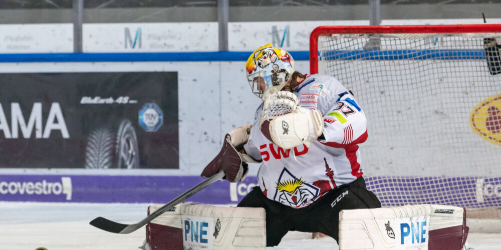 Latvijas hokeja izlases vārtsargs Kristers Gudļevskis pārcēlies no Austrijas un Slovākiju