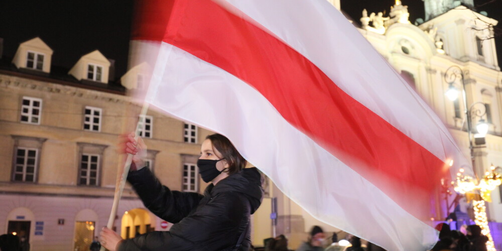 Rīgā vairākās vietās iemirdzējies Baltkrievijas neatkarības karogs