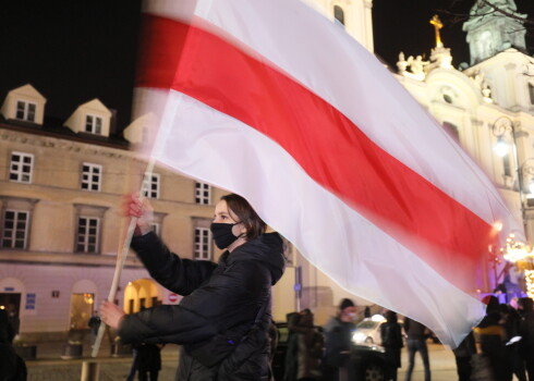 Rīgā vairākās vietās iemirdzējies Baltkrievijas neatkarības karogs