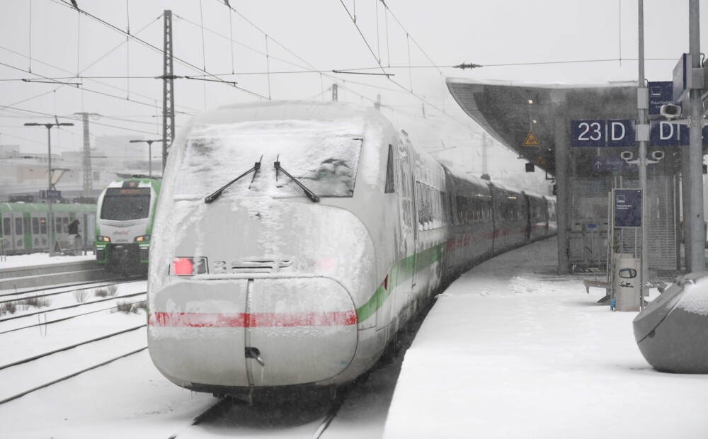 Vācijā glābēji steigušies palīgā sniegā ieputināta vilciena pasažieriem