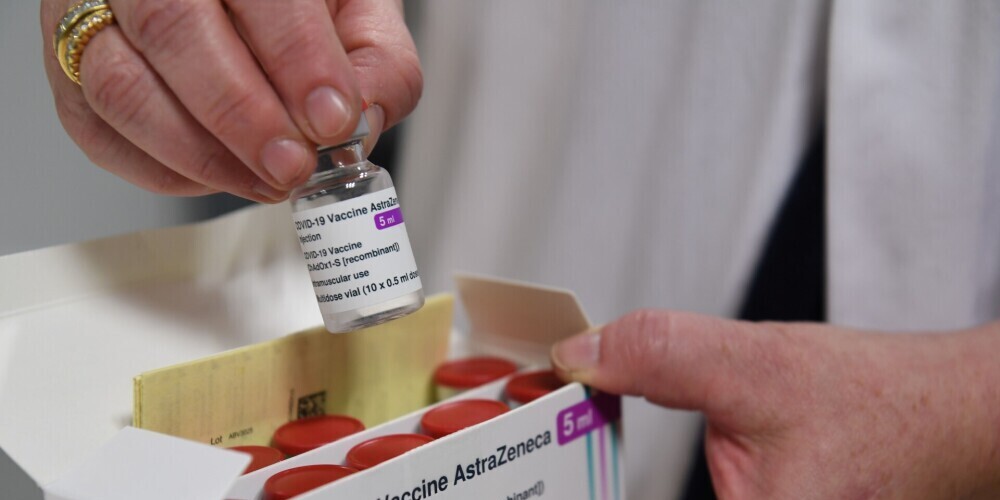 Использование вакцин AstraZeneca в Латвии начнется с медиков и фармацевтов