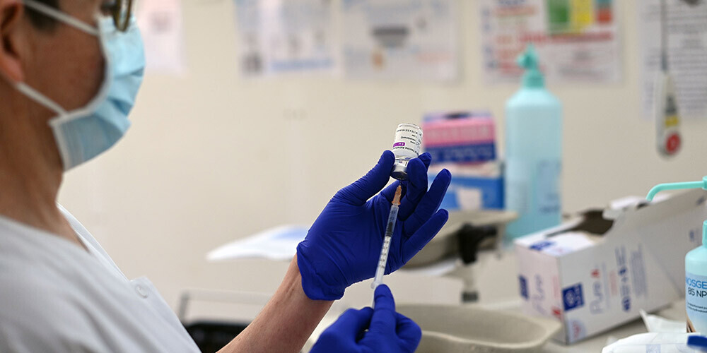 "AstraZeneca" Covid-19 vakcīnu Latvijā primāri izmantos mediķu un farmaceitu vakcinēšanai