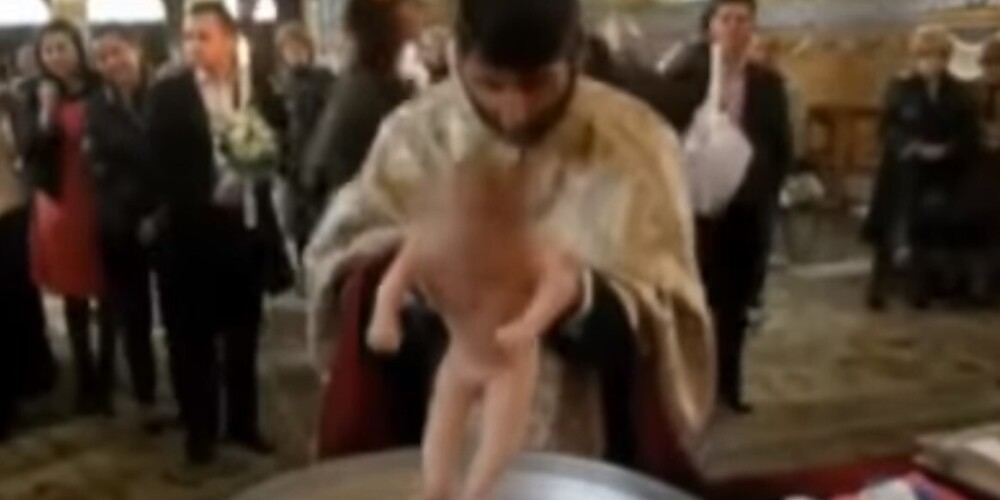 Младенца утопили во время обряда крещения