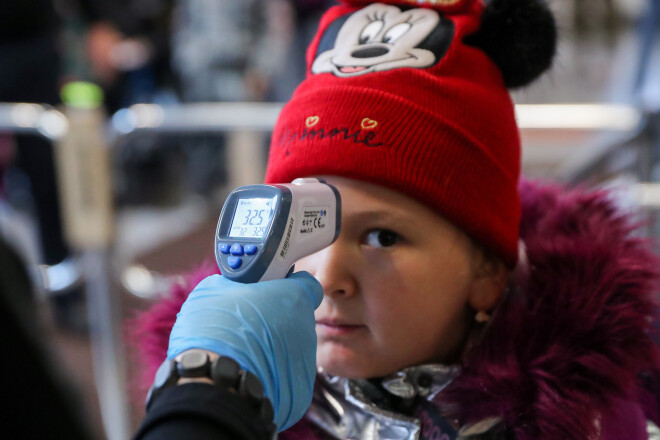 Infrasarkano staru termometrs ir ērtākais un precīzākais. Turklāt tas ir bezkontakta termometrs. Mērījumu veic, turot termometru viena divu centimetru attālumā no pieres. Jāraugās, lai starp termometru un ķermeni nav matu, jo tie ietekmē mērījuma rezultātu.