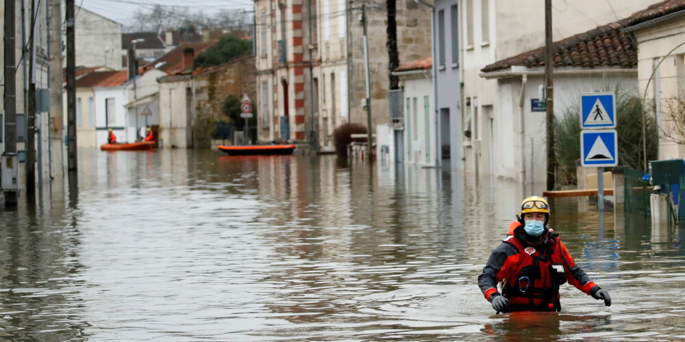 FOTO: kamēr daļa Eiropas ierakta kupenās, Francijā - katastrofāli plūdi