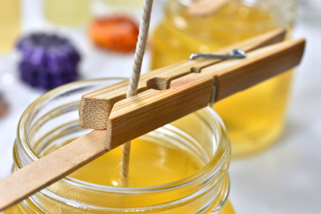 Mūsdienās varam paši taisīt sveces – mājsēdes laiks tam ir īpaši piemērots.