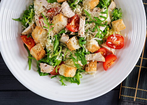 Leģenda par Cēzara salātu rašanos ir gaužām vienkārša – no nekā pagatavots kaut kas ļoti īpašs.