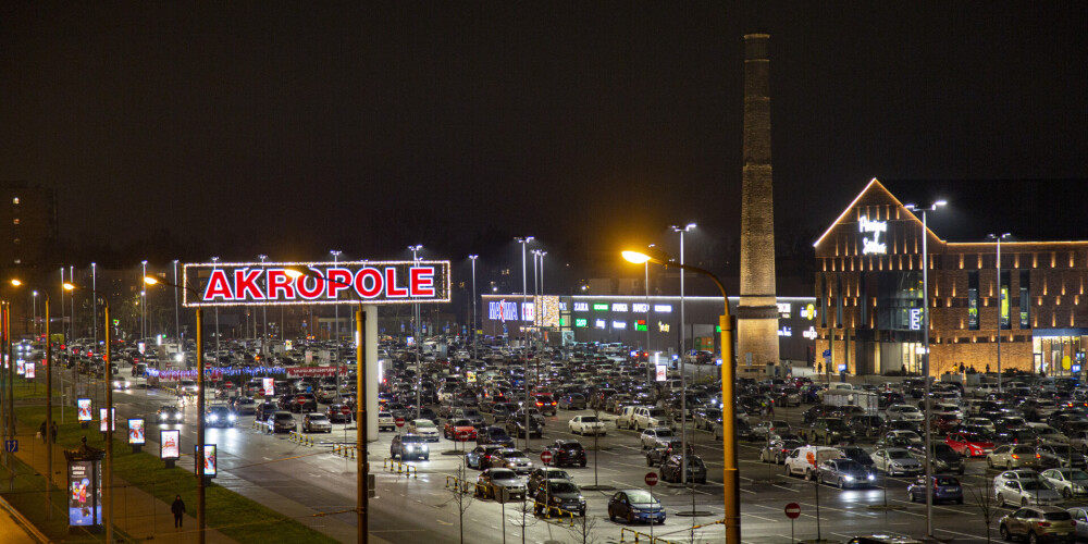 "AKROPOLE Rīga" –– самый современный торговый центр в Латвии с обширным списком арендаторов на любой вкус и жизненные потребности. В торговом центре Akropole находится единственный в Латвии мультибрендовый магазин "Van Graaf", магазины спортивных товаров и товаров стиля "Ballzy Fastfoot", "USC" и "Adidas Originals". Именно здесь размещены самые большие в Латвии магазины брендов "Zara", "Reserved", "Deichmann", "Oysho", "Guess" и "KidzOne". Широкое предложение магазинов дополняют рестораны и кафе на любой вкус –– "CHI Asian Food", "Grill London", "Burger King", "Can Pizza", "GanBei", "McDonald's" и многие другие, а также просторный и элегантный супермаркет Maxima XXX и современный фитнесс-зал "LemonGym". Любителей развлечений порадуют кинотеатр "Apollo Kino" с девятью зрительными залами (в том числе с первым в Латвии кинозалом IMAX), развлекательный центр "O’Leary's" с боулингом, бильярдом и симуляторами виртуальной реальности, крытый детский спортивный и развлекательный клуб MaryMaris и всесезонный каток.