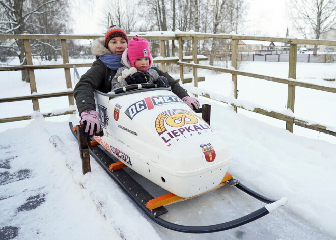 Bērziņu ģimene Rūjienā izbūvē bobsleja trasi piemājas pagalmā jau sesto gadu. Šogad par to ziņo jau arī ārzemju mediji.