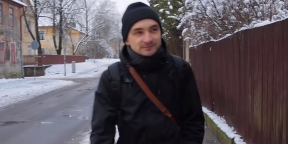 Rīgā bāzētā krievu ziņu portāla “Meduza” videodizainers Andrejs Peršins brīvajā laikā virtuāli atjauno Rīgas pirmskara reklāmas uzrakstus un izkārtnes uz pilsētas namu sienām un fasādēm.