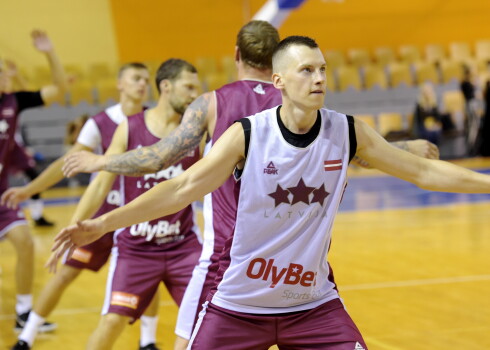 Latvijas vīriešu basketbola izlases spēlētājs Kaspars Vecvagars.