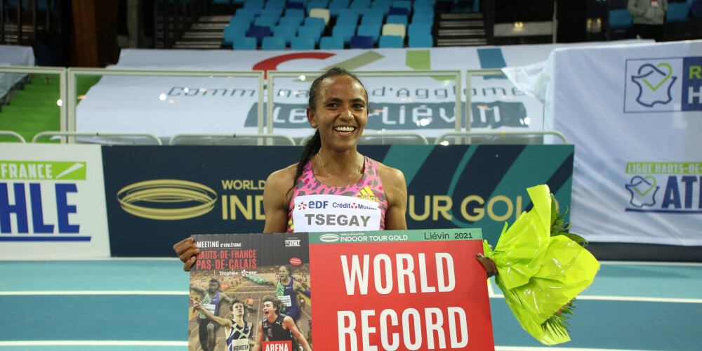 Etiopiete Cegaja pārspēj pasaules rekordu 1500 metru skrējienā telpās
