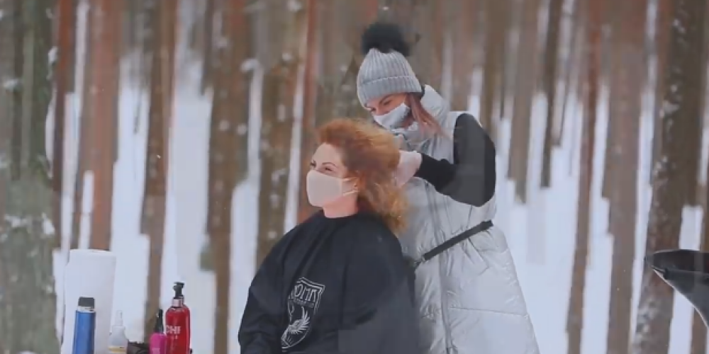 "Frizēšanās mežā ir absolūti OK," veselības ministrs atbalsta matu griešanu svaigā gaisā