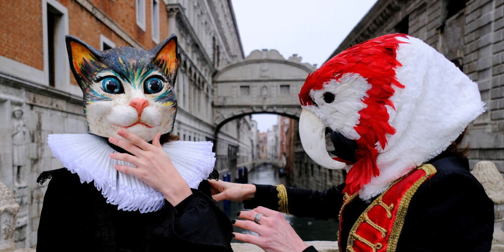 Пустые улицы, редкие костюмы: так проходит Венецианский карнавал в условиях пандемии
