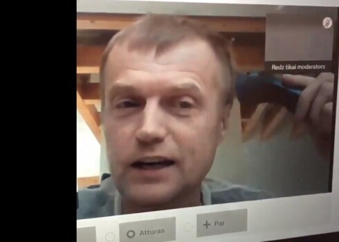 VIDEO: deputāts Zariņš Saeimas sēdes laikā skuj matus