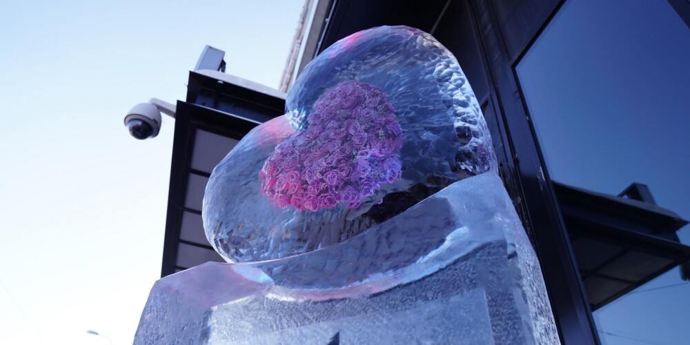 Ledus skulptūra pie universālveikala "Stockmann"