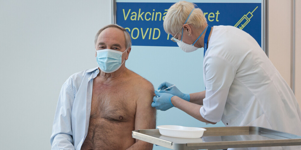 Экс-президенты Латвии поделились впечатлениями после вакцинации от Covid-19