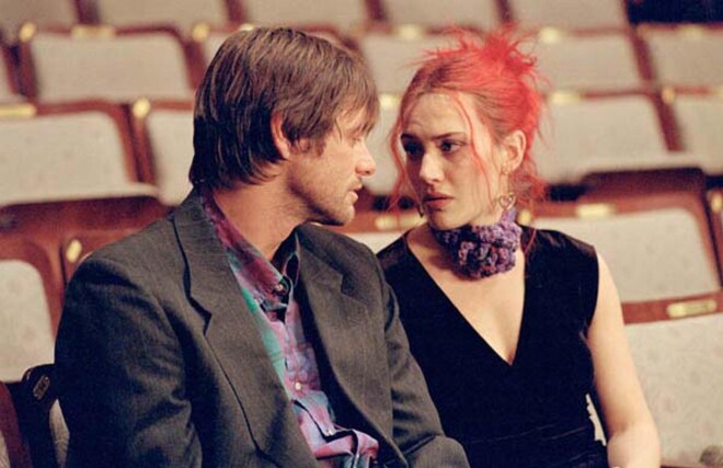 Keita Vinsleta un Džims Kerijs filmā “Gaišo atmiņu mūžīgais starojums” (“Eternal Sunshine Of The Spotless Mind”).