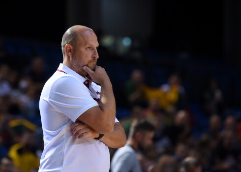 Latvijas vīriešu basketbola izlases galvenais treneris Roberts Štelmahers turpina cerēt uz Jāņa Timmas un Daira Bertāna dalību izšķirošajās spēlēs.