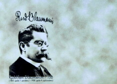 Ir daudz spekulāciju, kāda bija Rūdolfa Blaumaņa seksuālā orientācija, tomēr skaidrs ir viens – mīlestībā viņam neveicās. Tiek izteikta versija, ka šajās lietās viņš bijis tāds kā bremzēts un savām jūtām ļāvies, tikai sēžot pie rakstāmgalda un rakstot stāstus. 