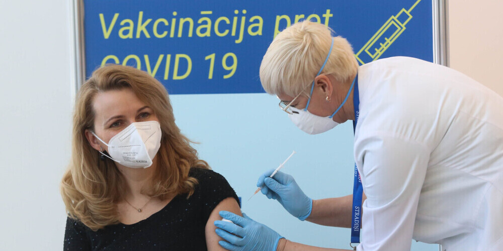 Латвийцы в соцсетях злятся из-за вакцинирования чиновников против Covid-19
