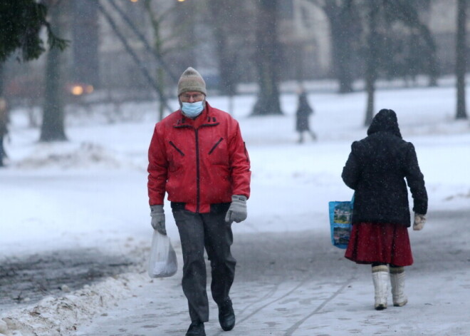 ЦПКЗ: заболеваемость Covid-19 в Латвии остается высокой, однако отмечается ее небольшое сокращение