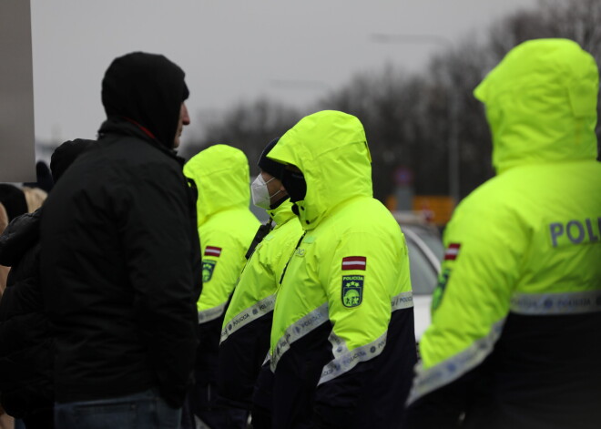 Draud inficēt ar Covid-19: par policista un robežsarga goda aizskaršanu rosina piemērot pat cietumsodu