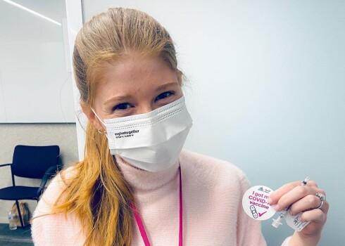Дочь Билла Гейтса сделала прививку от коронавируса и пошутила о "чипировании"
