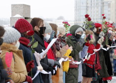 FOTO: paužot atbalstu Jūlijai Navaļnijai un citām sievietēm, Krievijā izveido dzīvās ķēdes